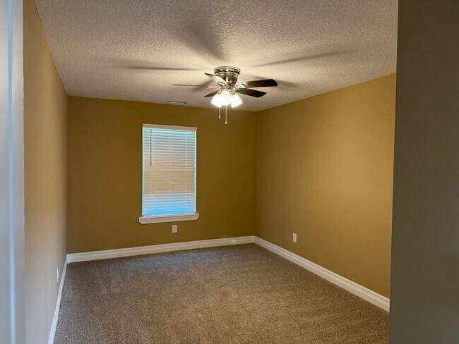 Building Photo - 3 Bedroom, 1 Bath , Oversized 2 Car Garage, Totally Remodeled