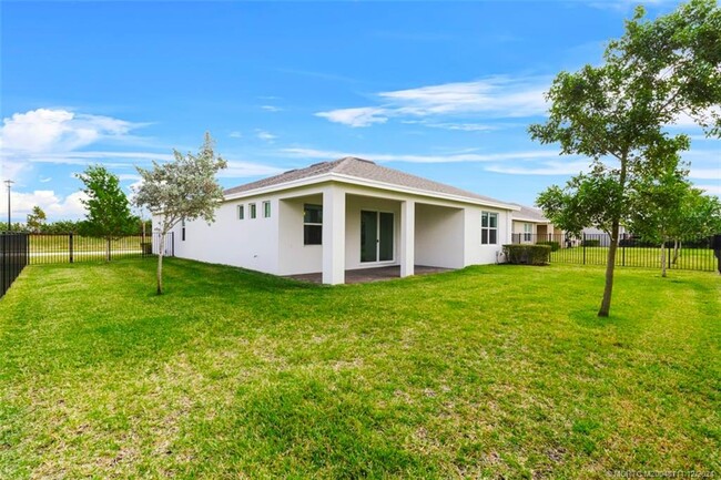 Building Photo - 2731 NE Breezeway Cir