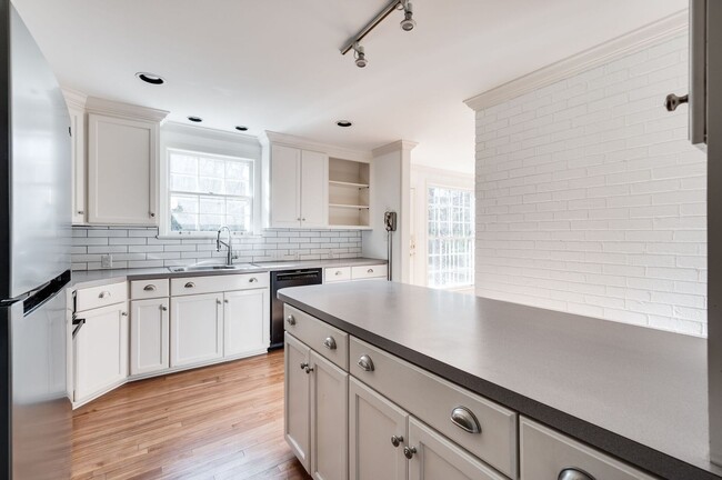 Building Photo - Fantastic fully renovated 5BE/4BA Family H...