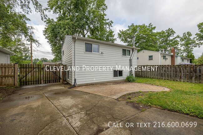 Building Photo - Renovated North Ridgeville Home