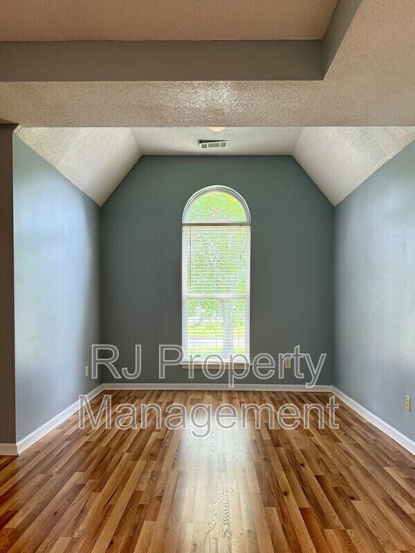 Building Photo - 6095 E Everett Hill Cir