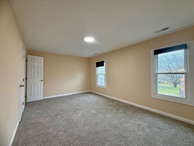 Building Photo - Updated 4 bedroom 2 bath home!