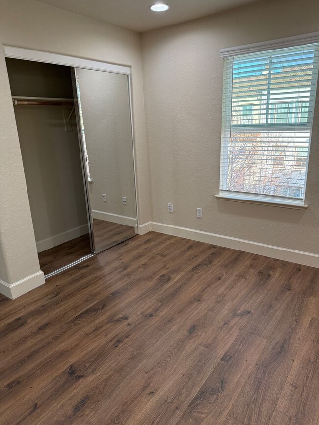 Building Photo - SPACIOUS 3 BEDROOM, 3.5 BATHROOM TOWNHOUSE IN AN EXCELLENT LOCATION. GARAGE. LAUNDRY. BALCONY. A ...