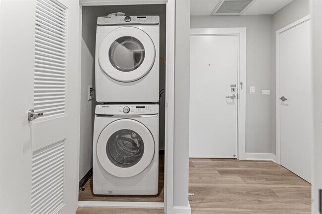 Building Photo - 475 Communipaw Ave