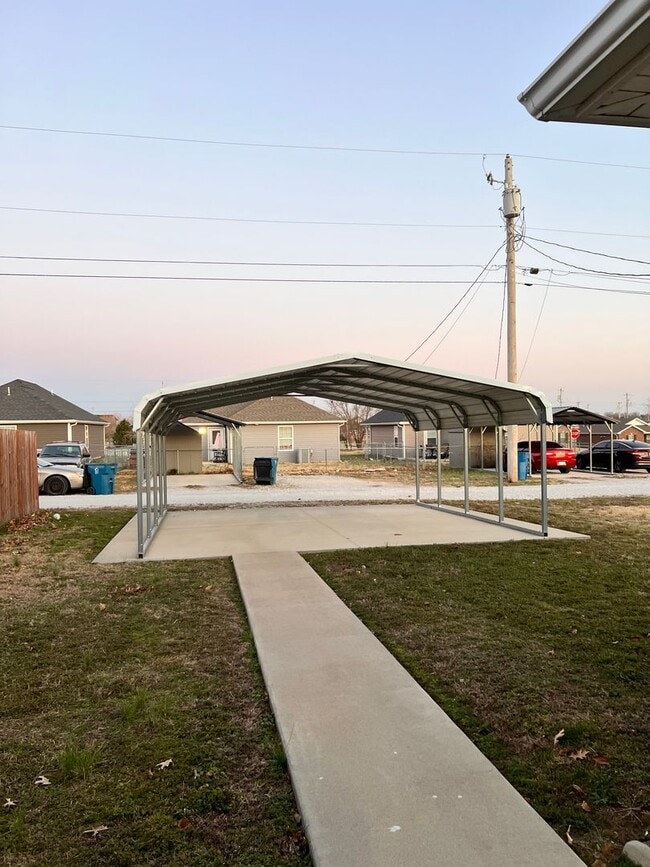 Building Photo - 3 Bedroom 2 Bathroom home