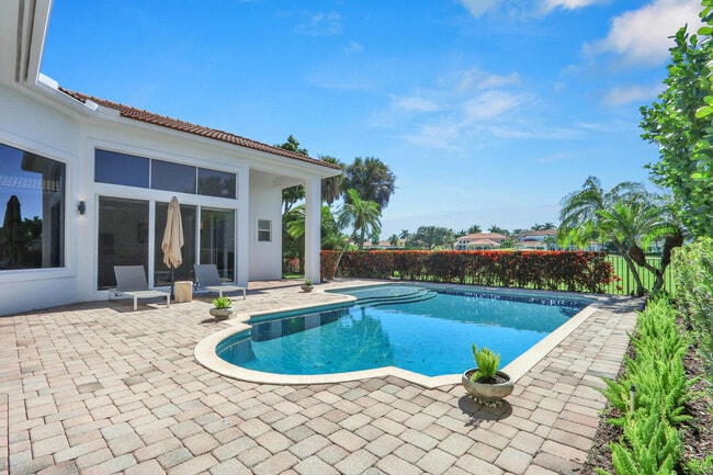 Building Photo - 528 Les Jardin Dr