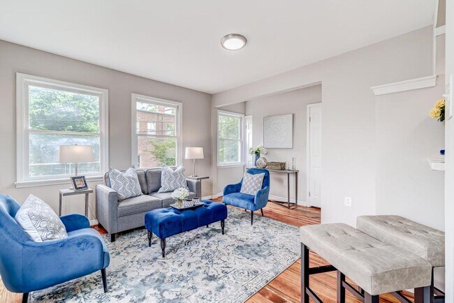 Building Photo - Bright and Newly Updated Apartment in the Heart of Old Town!