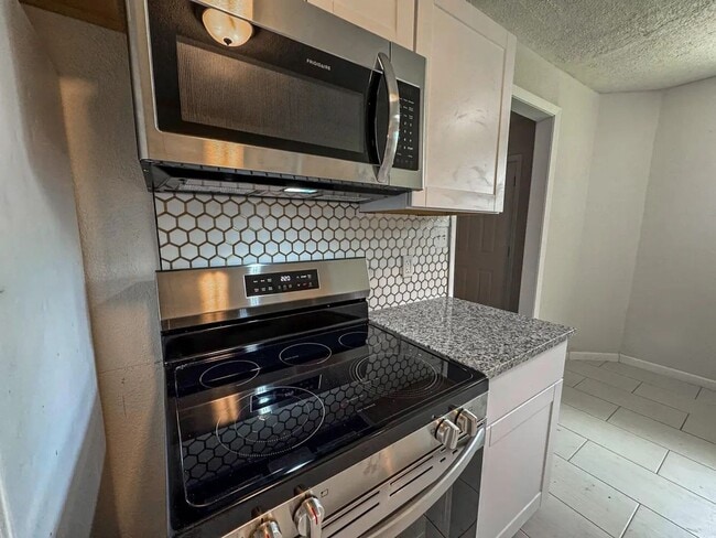 Building Photo - 3 Bed 2 Bath 2 Car Garage in Strafford MO