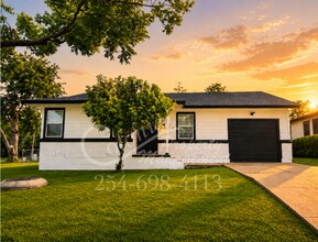 Building Photo - AVAILABLE NOW!