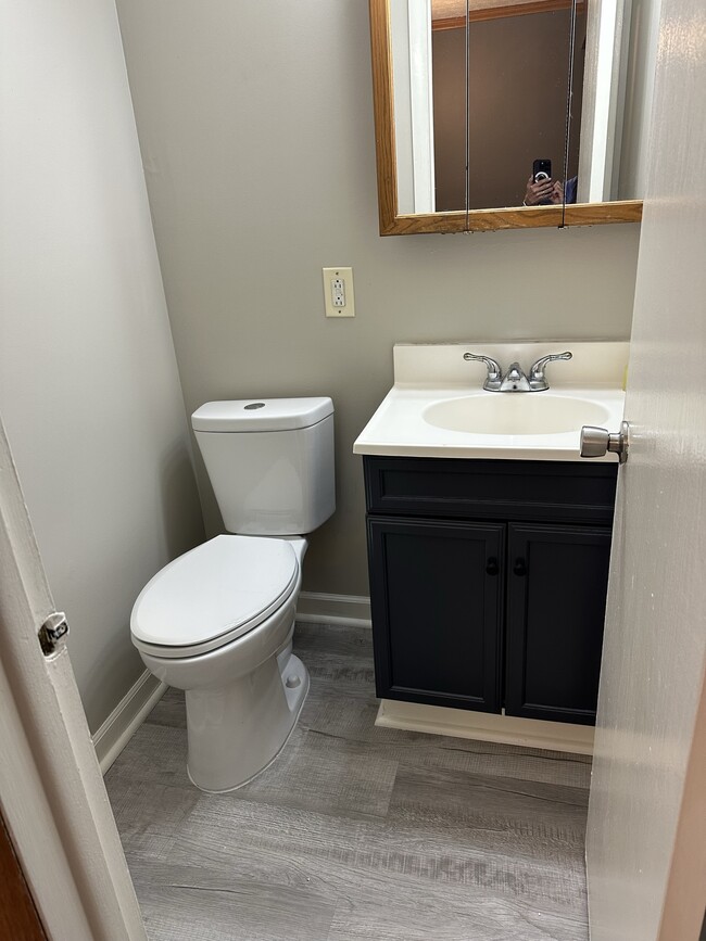 Main floor BATHROOM - 1319 Sandlewood Oval