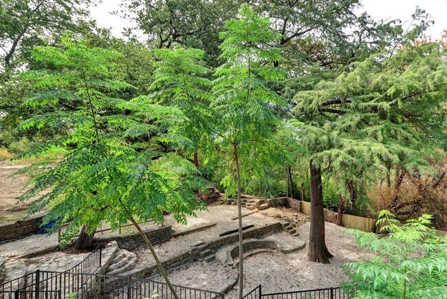 Building Photo - 9 bed 4 bath, available 2026!!