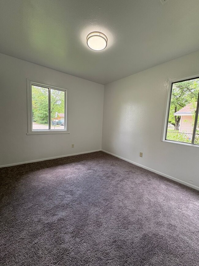 Building Photo - Amazing 3 bedroom/1 bath home with huge kitchen & Central Air/heat