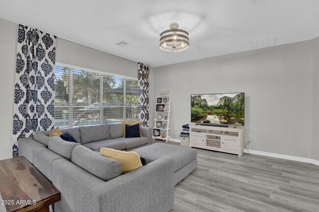 Building Photo - 10226 E Lakeview Ave