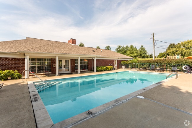 Pool - Cumberland Manor Apartments