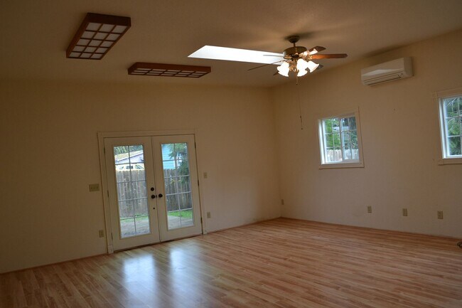 Building Photo - r5t746/748
