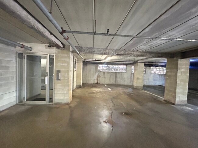 Building Photo - 25 Holly Ln