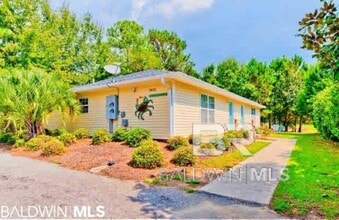 Building Photo - 5652 Dee St