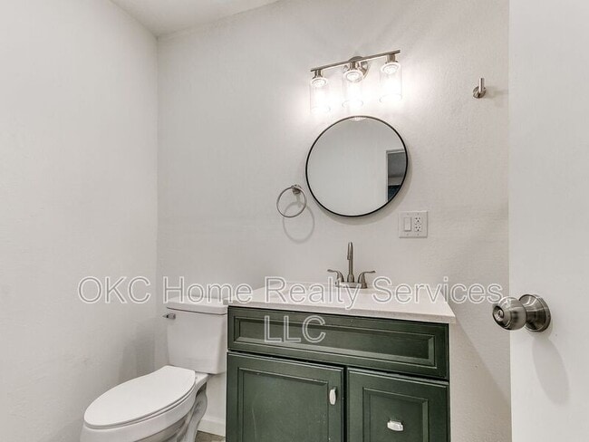 Building Photo - 1812 W Noble Ave