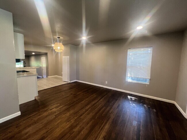 Building Photo - 4 Bedroom/2 Bathroom with 2 Living Rooms!