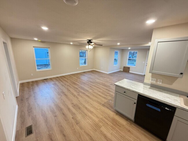 Building Photo - 4 Bed 2 Bath Aurora, MO