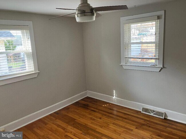 Building Photo - 118 W Lehman Ave