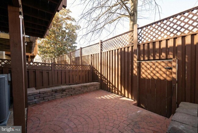 Building Photo - 381 Livermore Ln