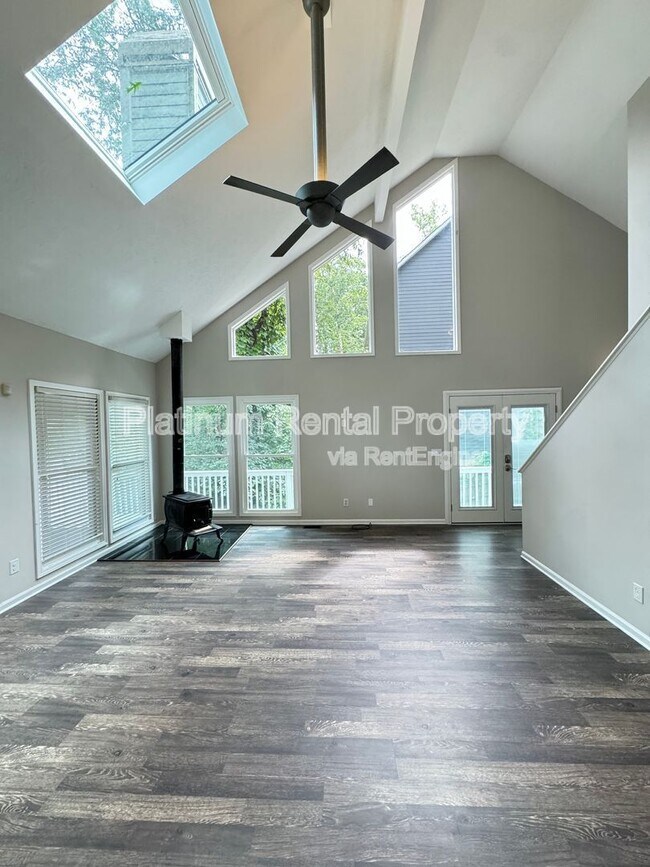 Building Photo - 3025 Lakeside Dr