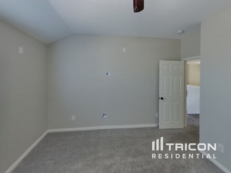 Building Photo - 2020 Hillcroft Dr
