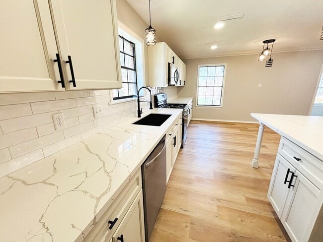 Building Photo - 1803 S Park St