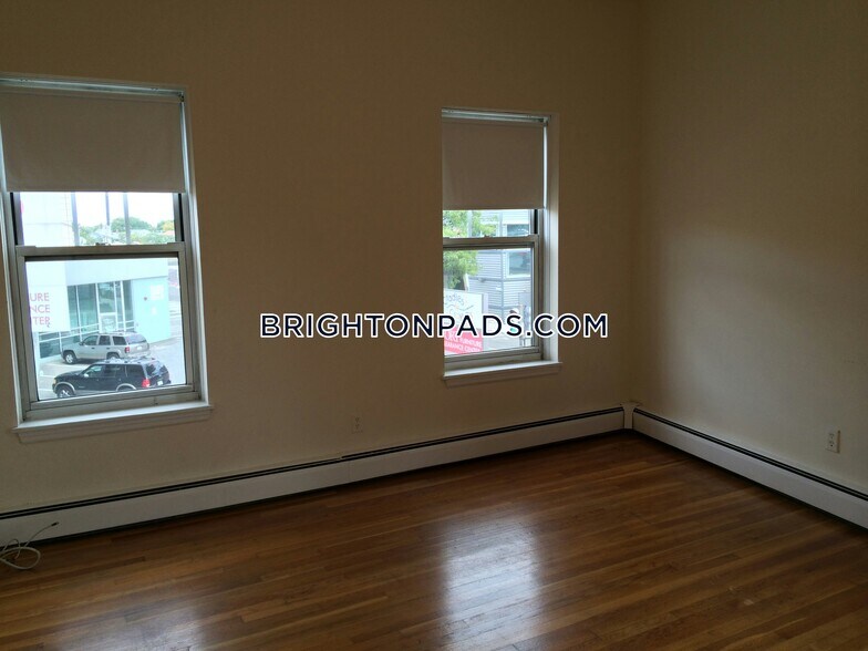 Building Photo - 164 N Beacon St