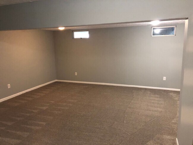 Building Photo - Townhouse-Village of Thomas Run-4 Bathrooms!!