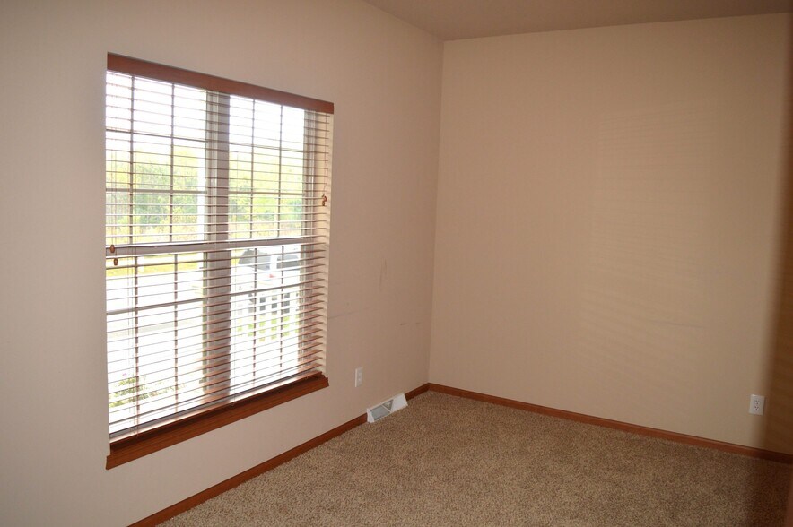 Building Photo - 708 Sundance Dr