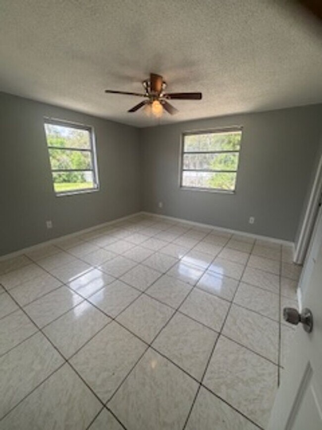 Building Photo - Large  3 bedroom, 2 bath pool home.