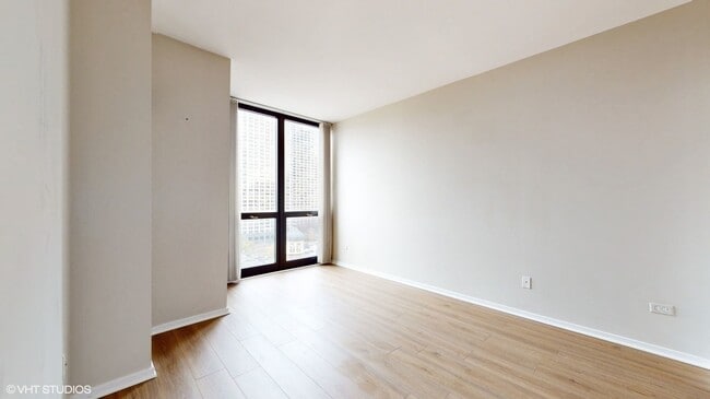 Building Photo - 210 S Desplaines St