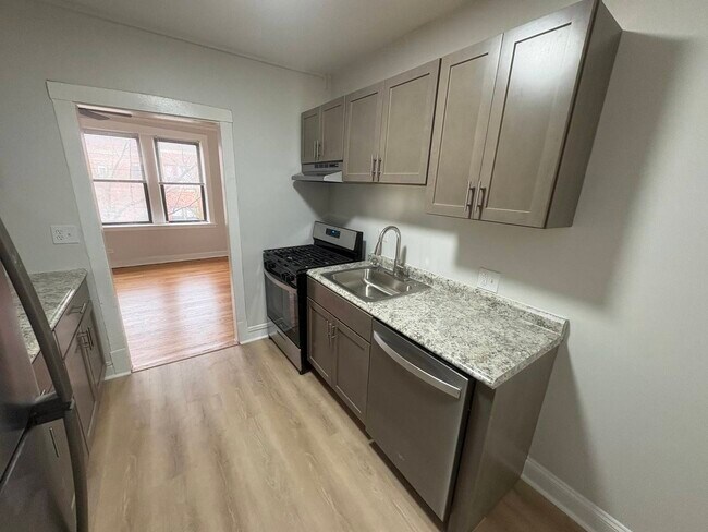 Building Photo - 7004 N Paulina St