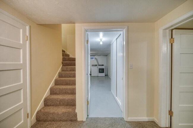 Building Photo - 225 E 25th St