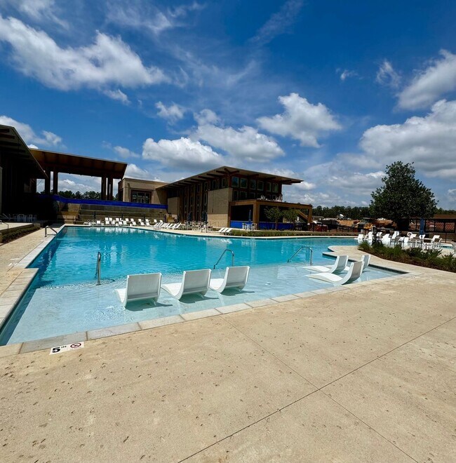 Building Photo - Discover Iris Grove at Everlee