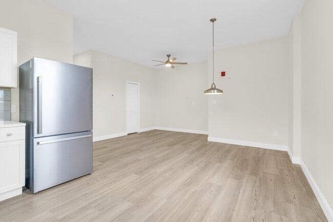 Building Photo - 18 N Main St