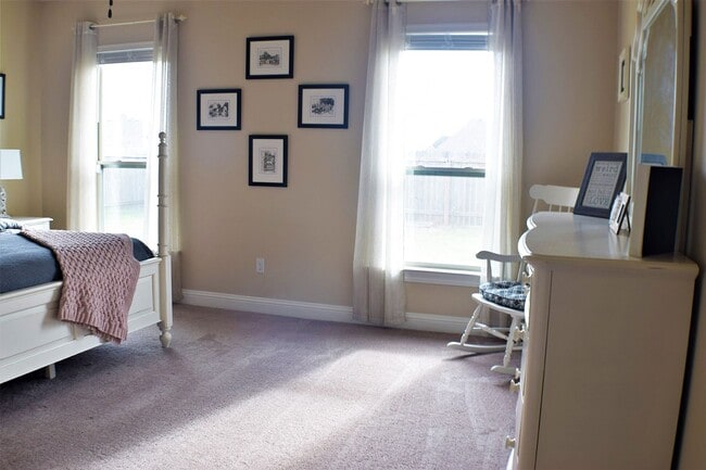 Building Photo - 324 Camelback Dr