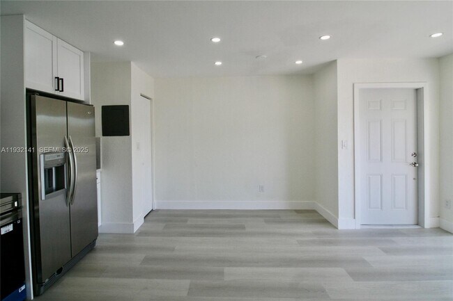 Building Photo - 4330 NW 79th Ave