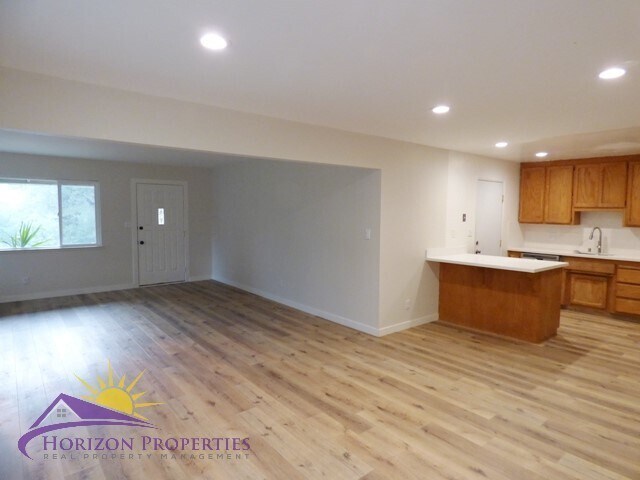 Building Photo - 4000-4002 Earnscliff Ave