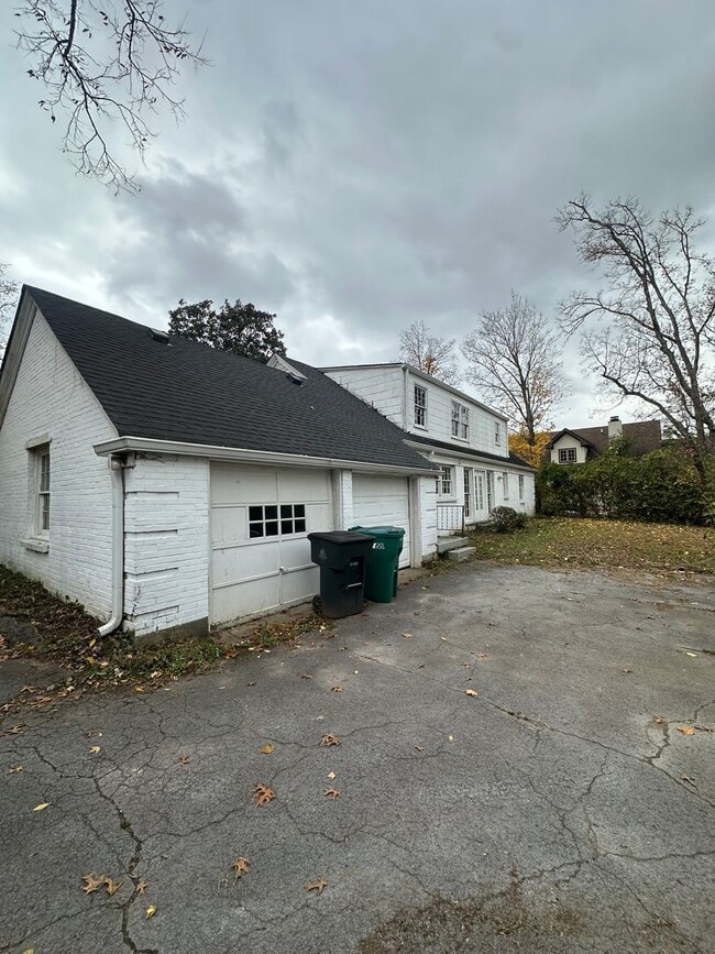Building Photo - TWO MINUTES TO GREEN HILLS MALL