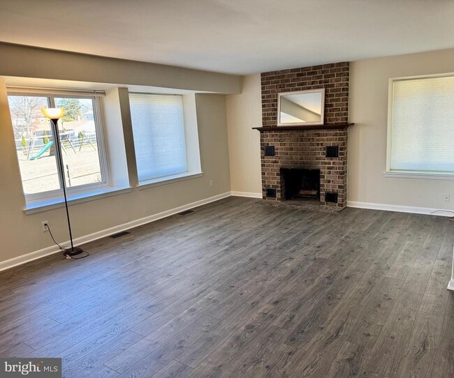 Building Photo - 22 Fitzwatertown Rd