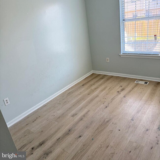 Building Photo - 2423 W Rosecroft Village Cir