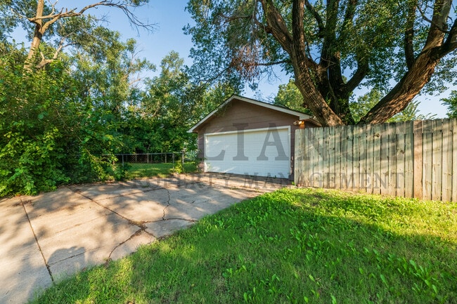 Building Photo - 301 N Spruce St