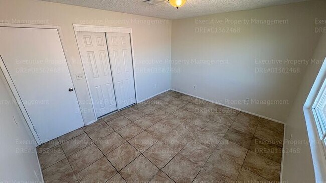 Building Photo - 2 bedroom 1.5 bathroom townhouse located in East Bakersfield Move In Special on Approved Credit