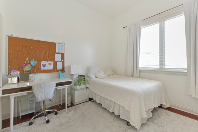 Building Photo - 3806 N Ashland Ave
