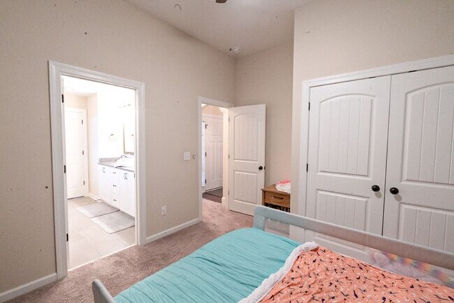 Building Photo - 4 Bedroom 3 Bathroom Ranch