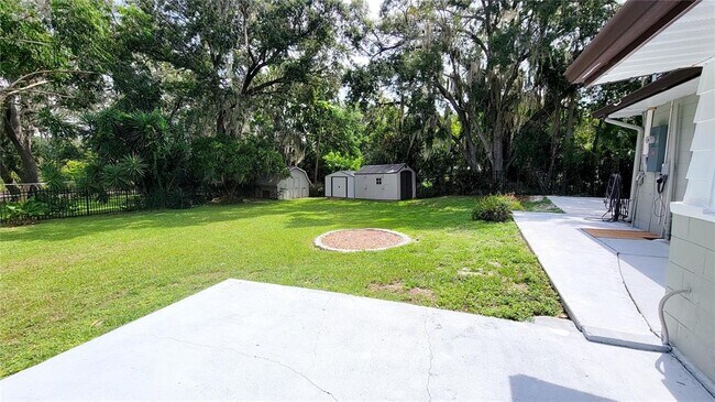 Building Photo - 1068 W Lakeshore Dr