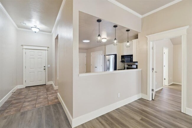 Building Photo - 16413 Village Green Dr